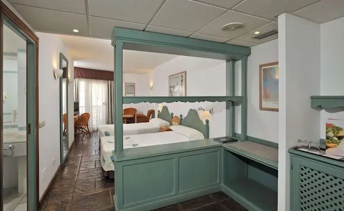 Interconnecting room sea side view (4 adutls + 2 children)