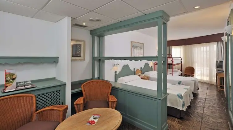 Standard Lateral Sea View (2 Adults + 1 Child)