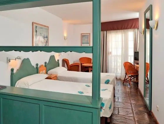 Standard Lateral Sea View (2 Adults + 1 Child)