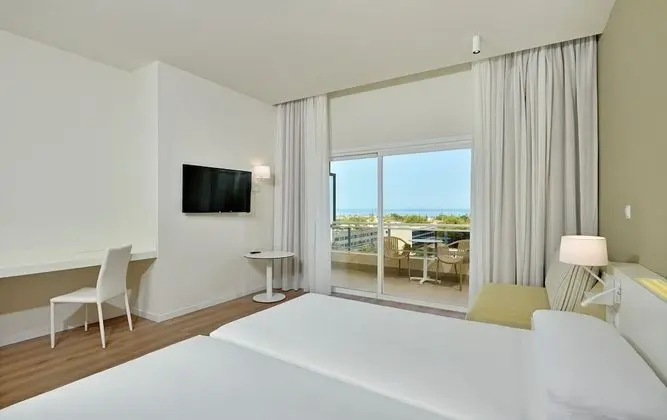 Sol Room Lateral Sea View
