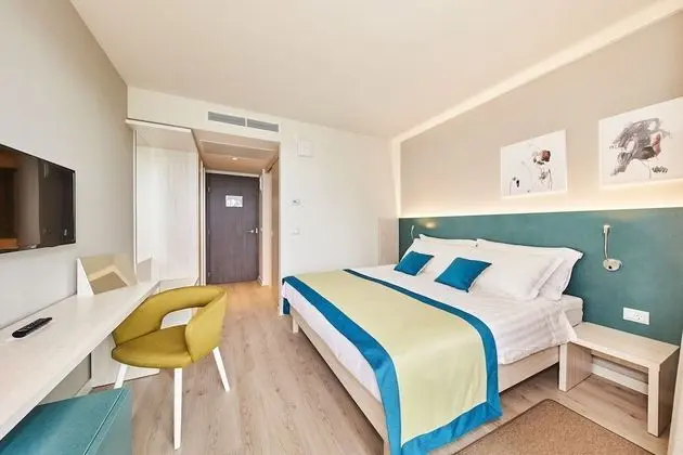Classic room with balcony, Sea side