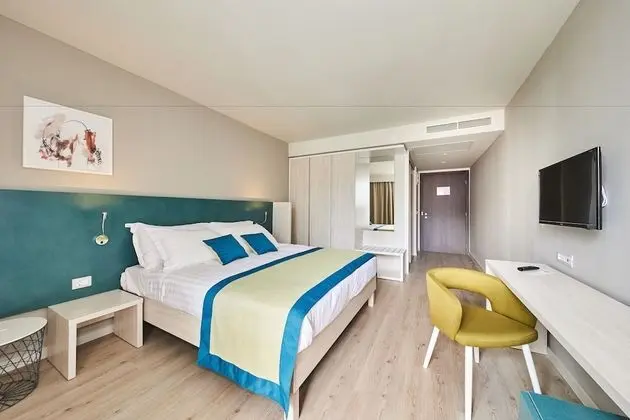 Classic room with balcony, Sea side