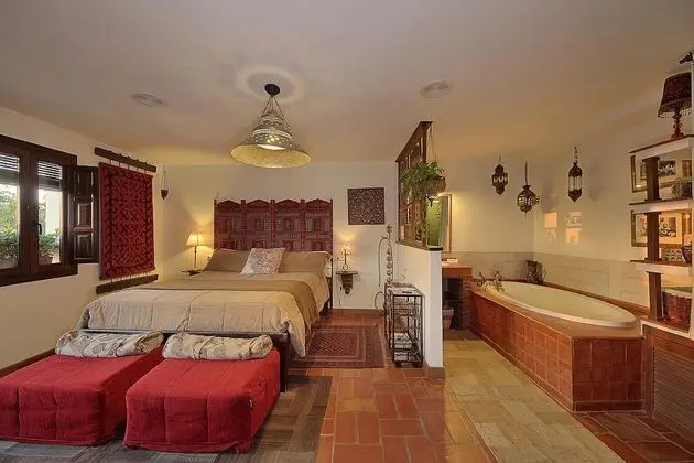 City Tek Büyük Yataklı Oda (Alhambra View)