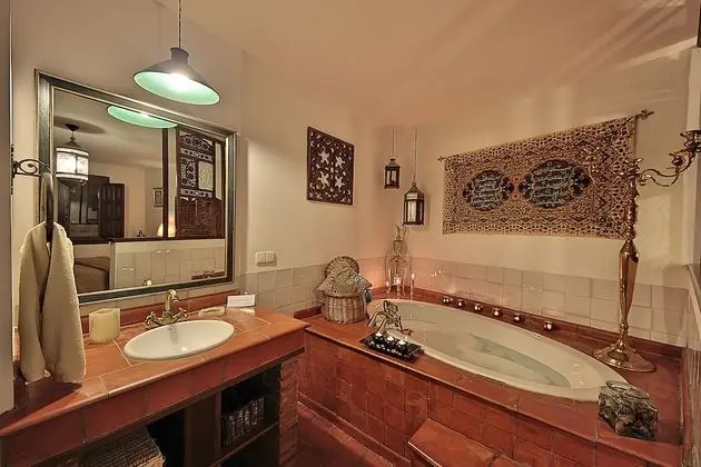 City Tek Büyük Yataklı Oda (Alhambra View)