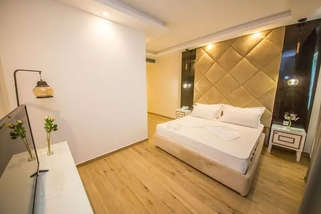 Deluxe Tek Büyük Yataklı Oda, Balkon, Kısmi Deniz Manzaralı