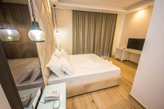 Deluxe Tek Büyük Yataklı Oda, Balkon, Kısmi Deniz Manzaralı