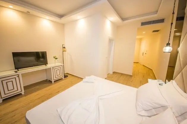 Deluxe Tek Büyük Yataklı Oda, Balkon, Kısmi Deniz Manzaralı