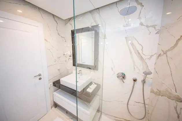 Deluxe Tek Büyük Yataklı Oda, Balkon, Kısmi Deniz Manzaralı