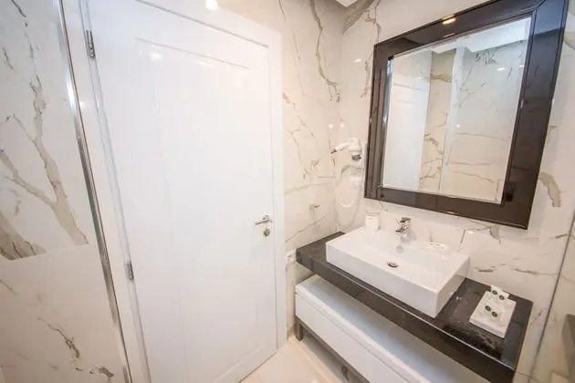 Deluxe Tek Büyük Yataklı Oda, Balkon, Kısmi Deniz Manzaralı