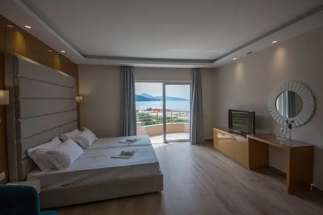 Deluxe Üç Kişilik Oda, Balkon, Kısmi Deniz Manzaralı
