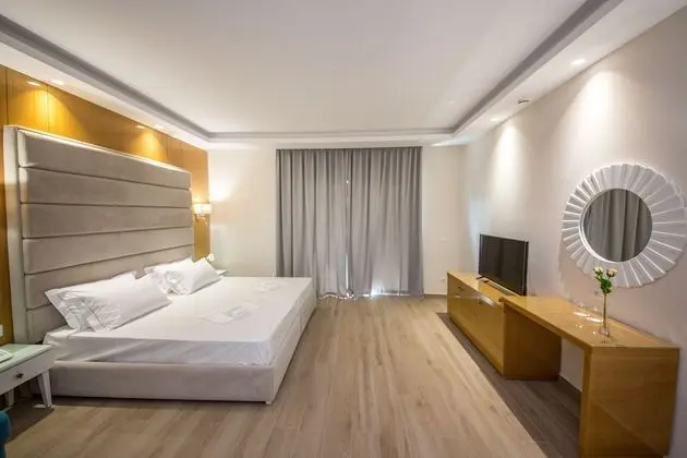 Deluxe Üç Kişilik Oda, Balkon, Kısmi Deniz Manzaralı