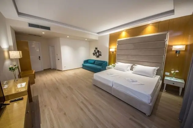 Deluxe Üç Kişilik Oda, Balkon, Kısmi Deniz Manzaralı