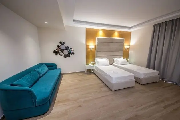 Deluxe Üç Kişilik Oda, Balkon, Kısmi Deniz Manzaralı