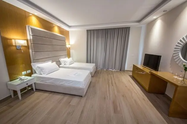 Deluxe Üç Kişilik Oda, Balkon, Kısmi Deniz Manzaralı