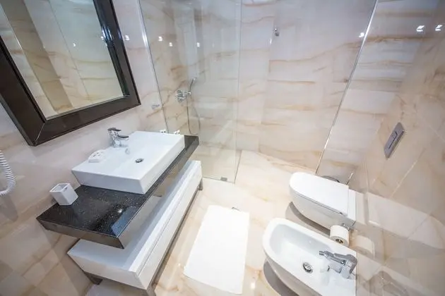 Deluxe Üç Kişilik Oda, Balkon, Kısmi Deniz Manzaralı