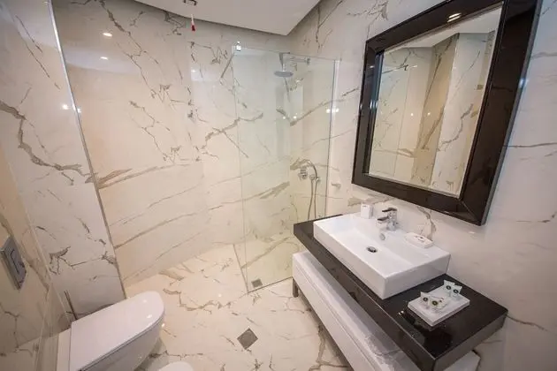 Deluxe Üç Kişilik Oda, Balkon, Kısmi Deniz Manzaralı