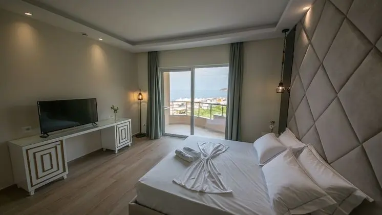 Deluxe Üç Kişilik Oda, Balkon, Kısmi Deniz Manzaralı