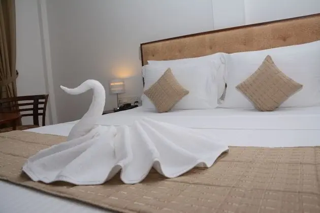 Deluxe Tek Büyük Yataklı Oda, Balkon, Plaj Kenarı