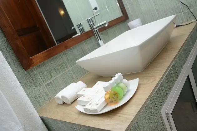Deluxe Tek Büyük Yataklı Oda, Balkon, Plaj Kenarı