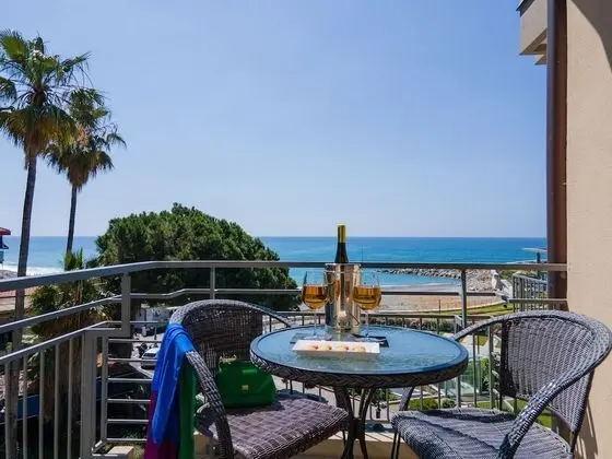 Büyük Yataklı Tek Kişilik Oda, Balkon, Kısmi Deniz Manzaralı