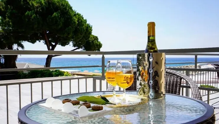 Tek Büyük Yataklı Oda, Balkon, Kısmi Deniz Manzaralı