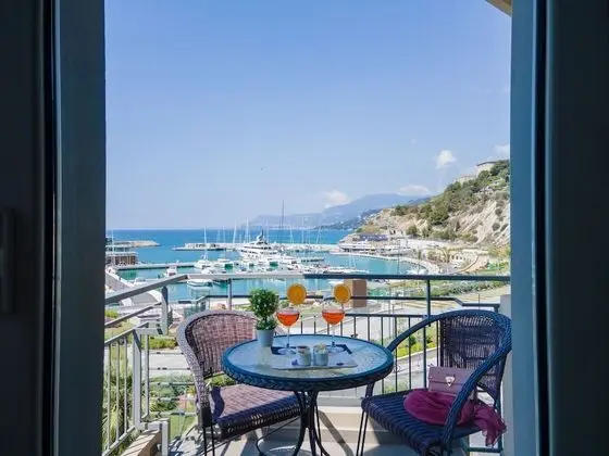Tek Büyük Yataklı Oda, Balkon, Kısmi Deniz Manzaralı