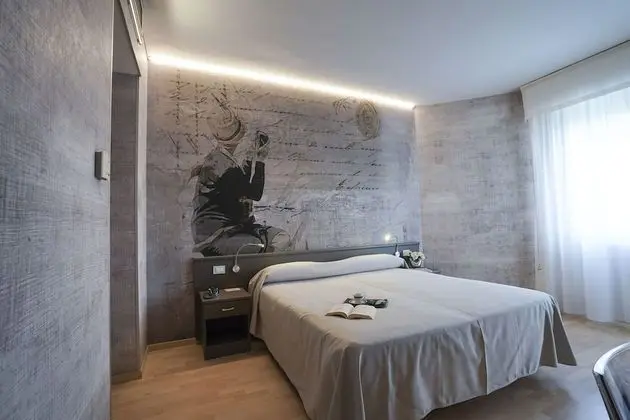 Tek Büyük Yataklı Oda, Balkon, Kısmi Deniz Manzaralı