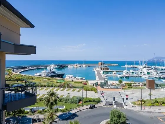 Tek Büyük Yataklı Oda, Balkon, Kısmi Deniz Manzaralı