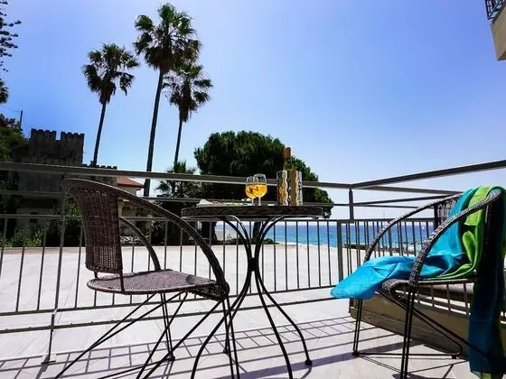 Tek Büyük Yataklı Oda, Balkon, Kısmi Deniz Manzaralı