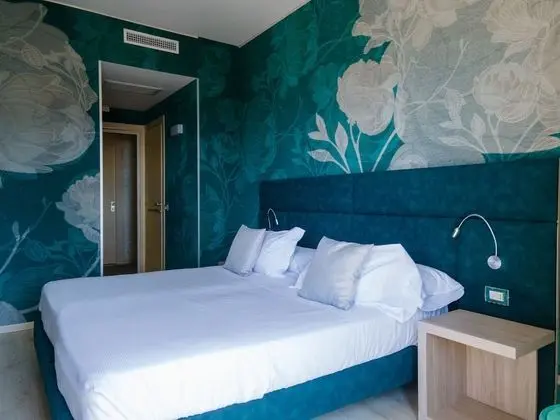 Tek Büyük Yataklı Oda, Balkon, Kısmi Deniz Manzaralı