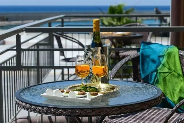 Üç Kişilik Oda, Balkon, Kısmi Deniz Manzaralı