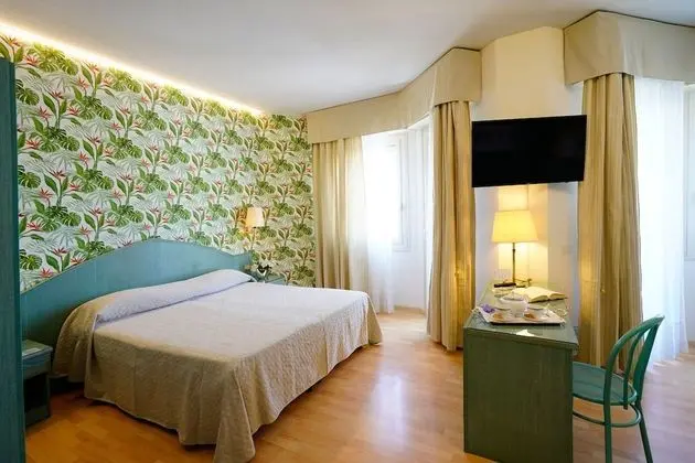 Üç Kişilik Oda, Balkon, Kısmi Deniz Manzaralı