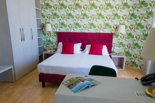 Üç Kişilik Oda, Balkon, Kısmi Deniz Manzaralı