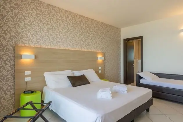 Superior Üç Kişilik Oda, Balkon, Kısmi Deniz Manzaralı