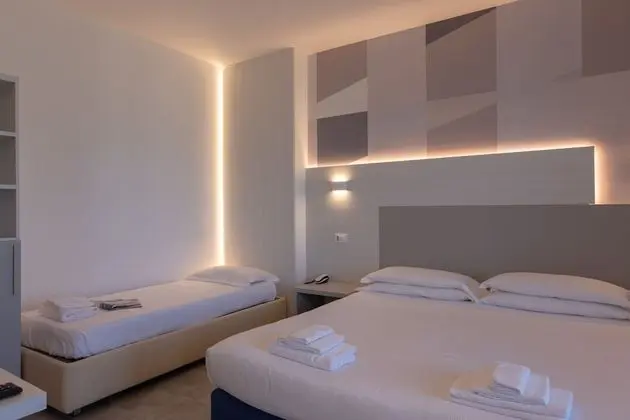 Superior Üç Kişilik Oda, Balkon, Kısmi Deniz Manzaralı