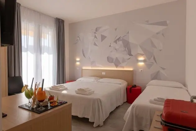 Superior Üç Kişilik Oda, Balkon, Kısmi Deniz Manzaralı