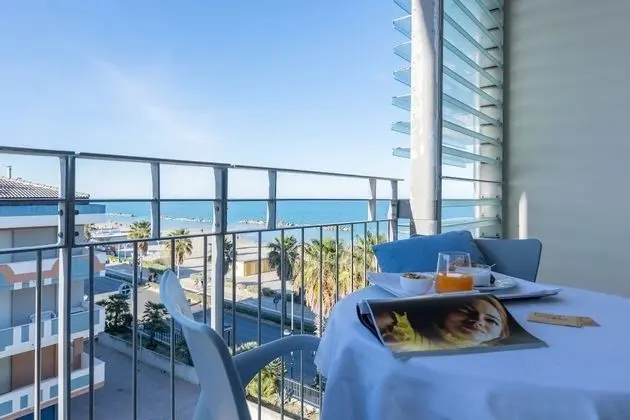 Superior Üç Kişilik Oda, Balkon, Kısmi Deniz Manzaralı