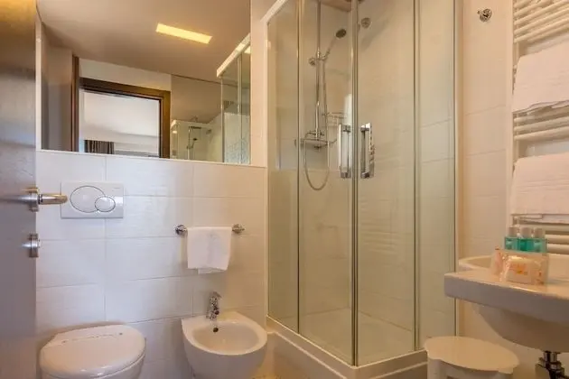 Superior Üç Kişilik Oda, Balkon, Kısmi Deniz Manzaralı