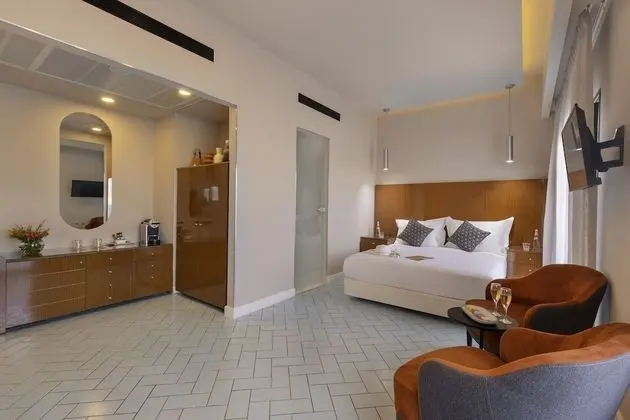 Junior Süit, Balkon
