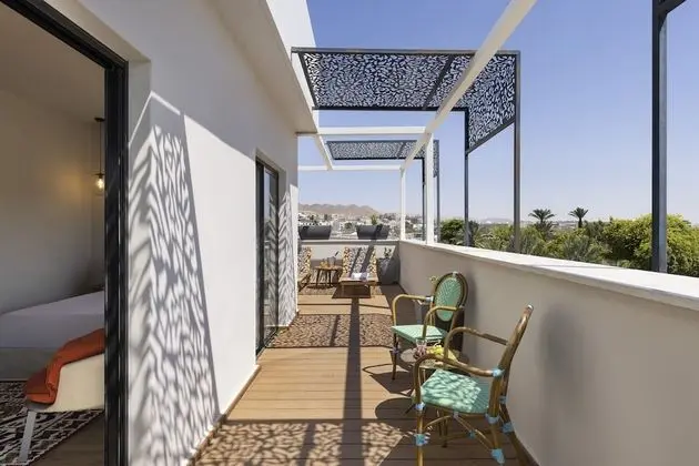 Junior Süit, Balkon