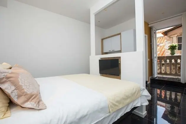 Deluxe King Room 1