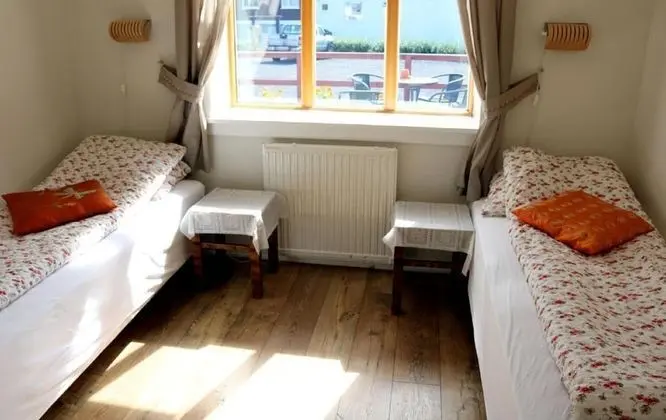 İki Ayrı Yataklı Oda, Ortak Banyo