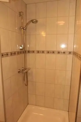 Tek Büyük Yataklı Oda, Ortak Banyo