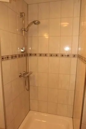 Üç Kişilik Oda, Ortak Banyo
