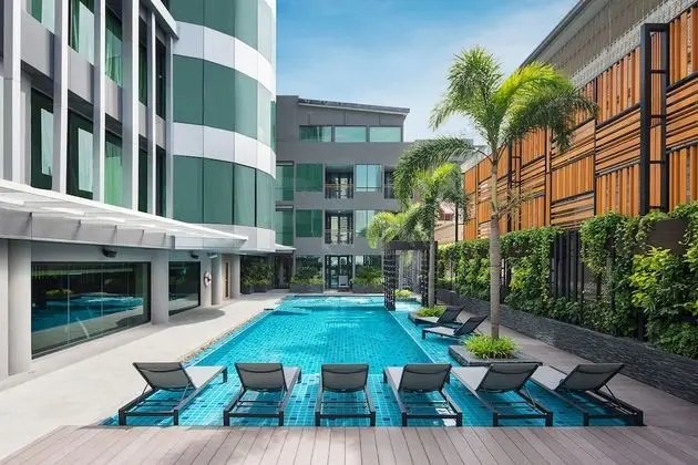 Grand Deluxe Pool View
