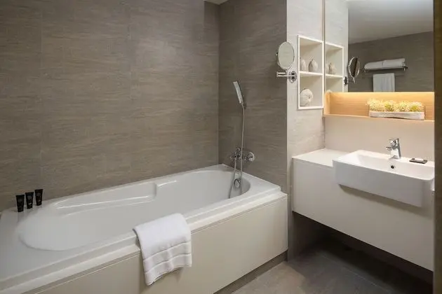 One Bedroom Club Sky