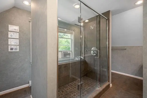 Ev, Birden Çok Yatak, Sıcak Su Havuzu