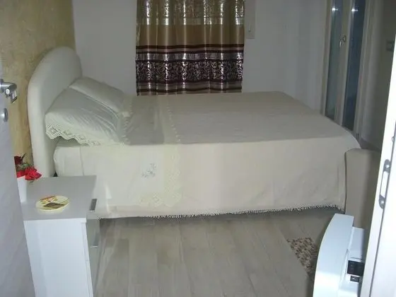 Tek Büyük Yataklı Oda, Ortak Banyo (Orange)