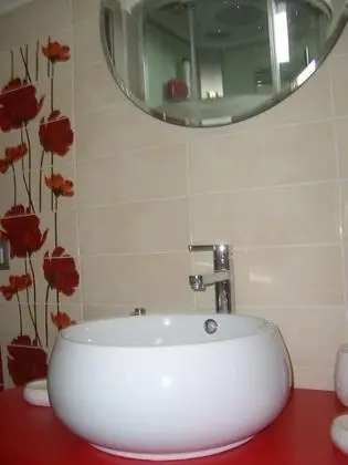 Tek Büyük Yataklı Oda, Ortak Banyo (Orange)