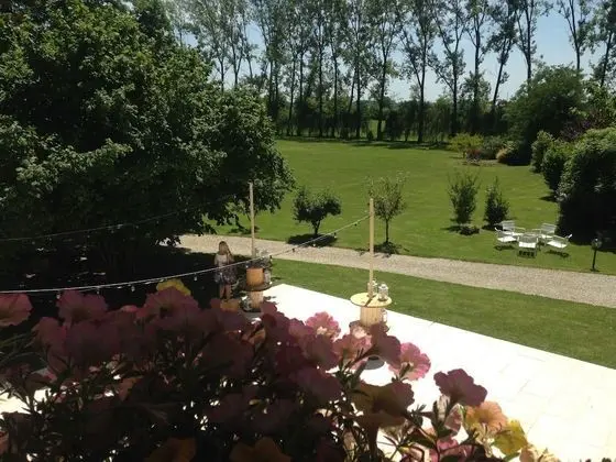Tek Büyük veya İki Ayrı Yataklı Oda, Bahçe Manzaralı